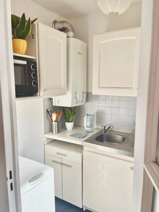 Apartment Studio With Terrace And Sea View, 10 Min To The Beach Nice