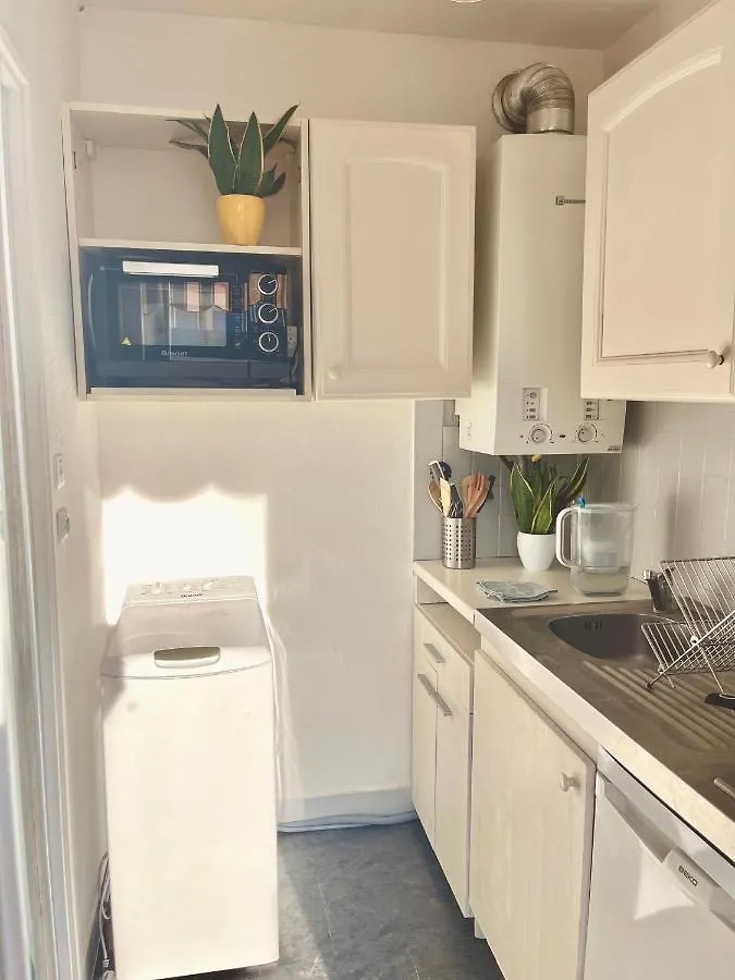 Apartment Studio With Terrace And Sea View, 10 Min To The Beach Nice